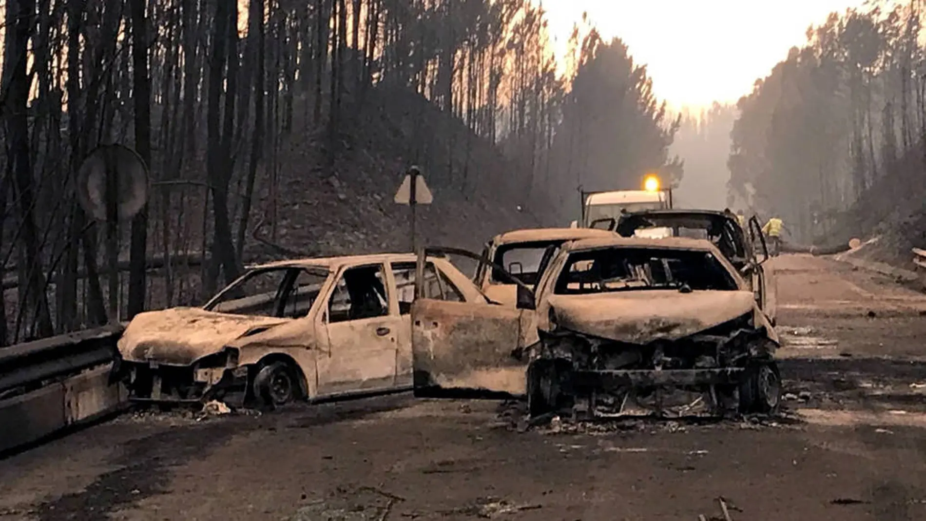 Coches quemados en una carretera local cerca de Pedrógão Grande