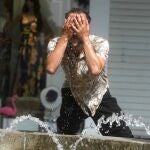Un hombre intenta refrescarse en una fuente de Córdoba, en una jornada marcada por la ola de calor que afecta a toda la Península