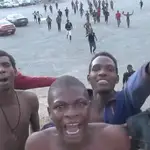 Inmigrantes tras saltar la valla de Ceuta
