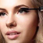 Mujer aplicándose rimmel