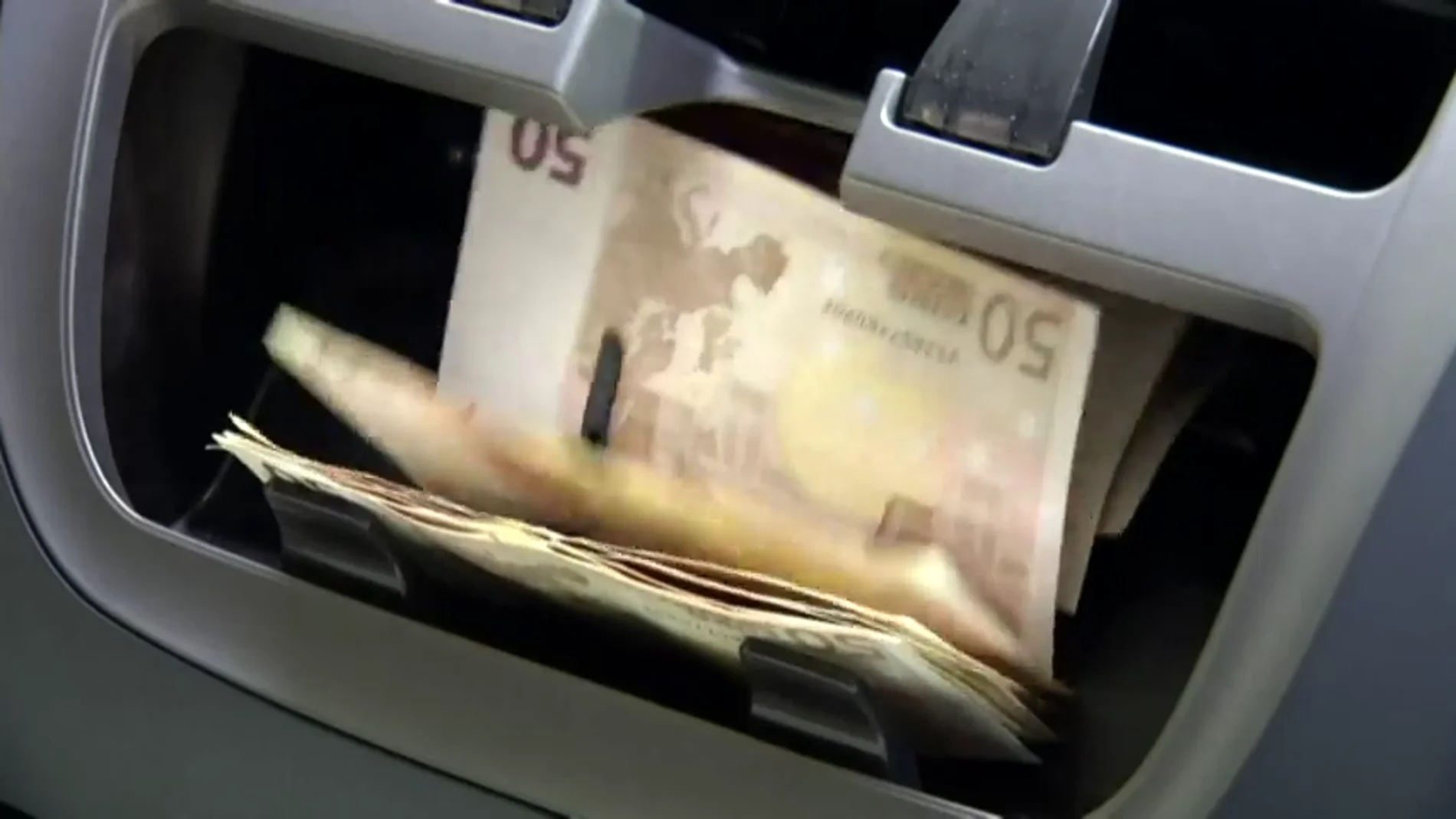 Los españoles, cada vez más ahorradores: cuatro de cada diez guardan dinero en el colchón