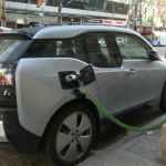 Un coche eléctrico recargándose