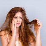 Mujer con cabello estropeado