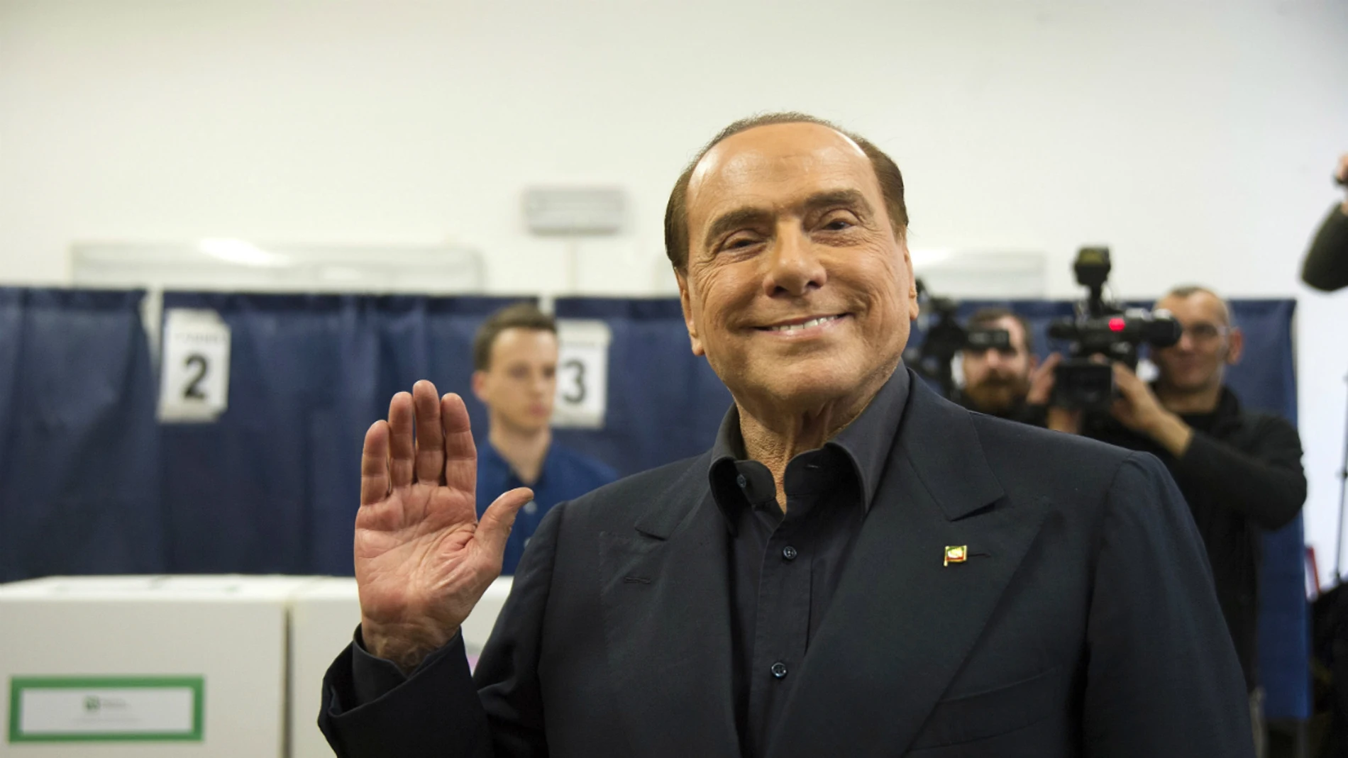 Silvio Berlusconi saluda