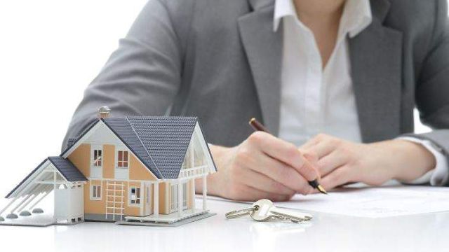 Una persona firma una hipoteca