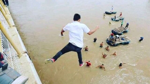 inmigrantes saltan desde el puente situado en la frontera de Guatemala con México