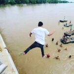 inmigrantes saltan desde el puente situado en la frontera de Guatemala con México