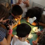 Un grupo de niños en una actividad científica