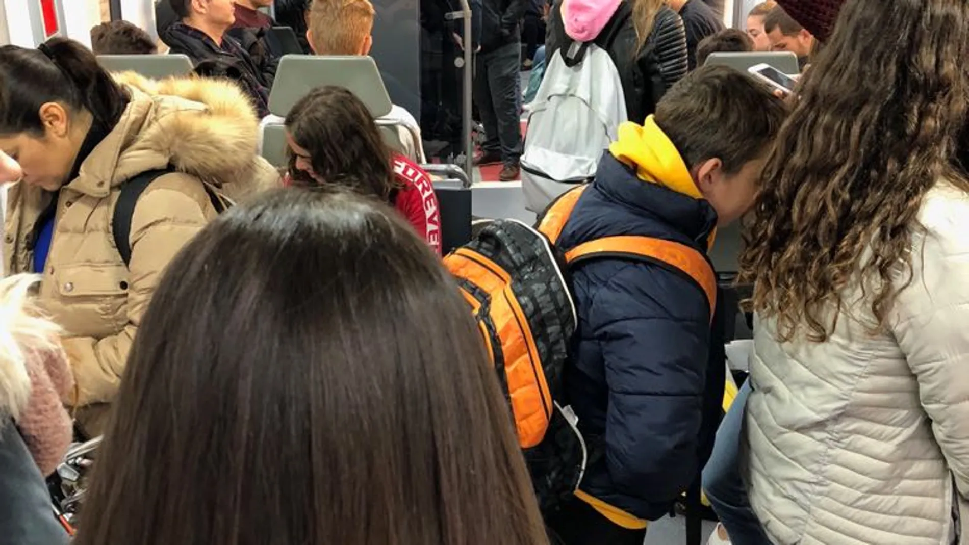 Pasajeros durante el trayecto Valencia-Castellón en un Cercanías esta mañana.