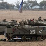 Vehículos blindados israelíes desplegados junto a la frontera israelí con Gaza