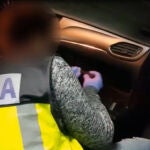 Un agente de la Policía Nacional de Elche abre el compartimento de un coche en el que se oculta droga