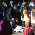Personal de los servicios de emergencia atendían a un herido en la estampida registrada en una discoteca en Corinaldo