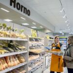 Una trabajadora de Mercadona atiende a una persona