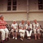 mujeres jubiladas hablando en un banco