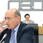 Gerardo Díaz Ferrán, durante la junta directiva del martes pasado. A la derecha, la respuesta de los sindicatos