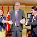 Pilar del Olmo, Juan Carlos Suárez-Quiñones y John Nielsen, en la firma del convenio