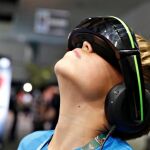 Un asistente a la feria E3 prueba unas gafas de realidad virtual