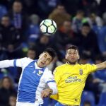 El centrocampista del Leganés Rubén Pérez cabecea un balón ante el argentino Jonathan Calleri, de la UD Las Palmas