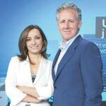 Lorenzo Milá y Pepa Bueno, ayer, tras comunicar los cambios
