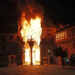 Un voraz incendio afecta a un edificio en pleno corazón de la zona vieja de Pontevedra.