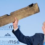 El «premier» israelí, Benjamin Netanyahu, sostiene ayer en Múnich un trozo del supuesto dron iraní derribado por la aviación hebrea