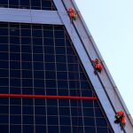 Seis activistas de Greenpeace han escalado la fachada sur de una de las dos Torres Kio para pro