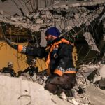 Voluntarios de los Cascos Blancos y otras organizaciones buscan víctimas entre los escombros de un edificio tras una explosión de origen desconocido en la ciudad de Idleb, en el norte de Siria, el pasado 9 de abril