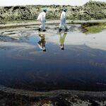 La mancha de fuel se extiende por la costa de Luisiana, a pesar de los intentos por parar el vertido