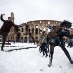 Varias personas se lanzan bolas de nieve frente al Coliseo en Roma/Efe
