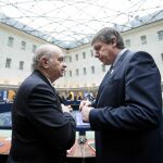 El ministro español de Interior, Jorge Fernández Díaz, conversa con su homólogo belga, Jan Jambon (d), durante la reunión de los ministros de Interior de UE en Amsterdam.
