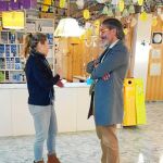 Desde hace siete años y de forma periódica, Borja Rodríguez visita de manera personal los comercios locales de Brunete para darles publicidad por redes sociales