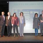 Patronos y trabajadores de la Fundación Miguel Delibes en la presentación del archivo personal del escritor