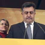El líder de la formación ERC, Joan Puigcercós (d), acompañado por la diputada Anna Simo, durante la rueda de prensa que ofreció en Barcelona para valorar los resultados generales de las elecciones catalanas y los obtenidos por su partido