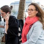 La exconseller catalana de Agricultura Meritxell Serret (d) llega al tribunal de primera instancia de Bruselas, donde también asistirán Toni Comín y Lluis Puig