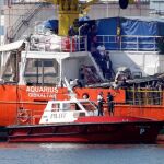 El barco Aquarius, en el que viajan 106 inmigrantes, a su llegada al puerto de Valencia / Efe