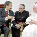 Zapatero mantuvo una breve reunión en el aeropuerto que el Ejecutivo calificó de «distendida y amable»