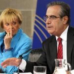 La vicepresidenta primera del Gobierno, María Teresa Fernández de la Vega, escucha la intervención del ministro de Trabajo, Celestino Corbacho, durante la rueda de prensa que han ofrecido tras el Consejo de Ministros