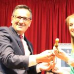 Su antecesor y hoy Delegado del Gobierno, Diego Conesa, entrega la vara de mando a Mariola Guevara que será la primera mujer que llega a la Alcaldía de Alhama de Murcia. LA RAZÓN