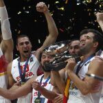 Los jugadores de la selección española celebran su victoria.