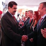 Nicolas Maduro (C) saluda a Tarek El Aissami (R), durante un encuentro en Caracas
