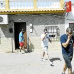 Amigos de José Ángel Prenda abandonan el domicilio de su familia, situada en el barrio sevillano de Amate