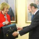 De la Vega y Rubalcaba, ayer, durante el traspaso de carteras