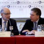 El ministro de Hacienda y Función Pública, Cristóbal Montoro, iz., conversa con el ministro de Hacienda de Argentina, Nicolás Dujovne, d., en la Tribuna EFECasa América.