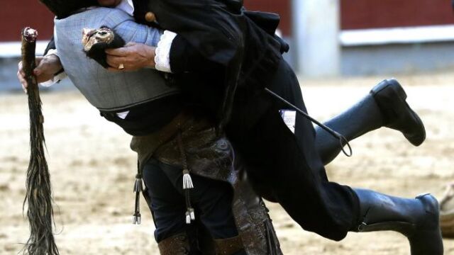 Ventura recibiendo el codiciado rabo de manos del alguacil / EFE