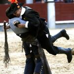 Ventura recibiendo el codiciado rabo de manos del alguacil / EFE