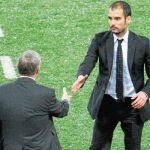 Guardiola y Ferguson se saludan antes del encuentro en el césped del Olímpico de Roma