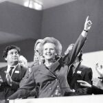 Margaret Thatcher, aclamada por sus correligionarios «torys» en el congreso del partido de 1989