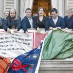 Los miembros de la corporación municipal desplegaron en el balcón del Ayuntamiento el tapiz contra el VIH con motivo del Día Mundial del Sida