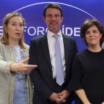 El ex primer ministro francés Manuel Valls acompañado de Ana Pastor y Soraya Sáenz de Santamaría, en el EFEForo Líderes