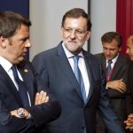 El presidente del Gobierno español, Mariano Rajoy (d), conversa con el primer ministro italiano, Matteo Renzi (i) momentos antes de la foto de familia de los líderes europeos